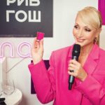 Kristina Orbakayte Instagram - Зажгли!💥 В субботу, 10 сентября в ТЦ «Европейский»в @rivegaucheru прошла презентация новых парфюмированных свечей KRISTINA. Друзья, согласитесь, свечи - лучший способ создать атмосферу в доме полной уюта и комфорта. А еще перестроиться с режима «работа» на режим «отдых». Тепло мерцающего живого огня помогает расслабиться, а невероятный аромат Kristina by @tizianaterenzi воодушевляет и создаёт потрясающую атмосферу🕯 Наши встречи, всегда оставляют в моей душе тёплые воспоминания. Вы вдохновляете меня на новые свершения🪄#кристинаорбакайте #kristina_tt #ривгош Платье @igorchapurin 💋 ТЦ Европейский на Киевской