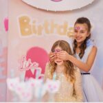 Kristina Orbakayte Instagram - Недавно мы праздновали День Рождения замечательной, весёлой и талантливой девочки @likenastya Одновременно шла съёмка клипа на песню “Happy Birthday Song” с участием нашей Клавочки! Ну, а родители радовались и наблюдали)) День Рождения, песня и клип получились отлично 👍 И это уже доступно на YouTube канале Настеньки 😍 #claudiazemtsova #nastya #happybirthdaysong ссылка у меня в сторис ☝️