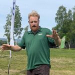 Kristofer Hivju Instagram – APPELL TIL DEN NORSKE DISKGOLF-FAMILIEN!

I morgen er en svær dag for norsk diskgolf. En historisk dag. Og du kan være med å gjøre den enda større! 

La oss vise frem Norges nye folkesport ved å fylle fairwayene under NM i Selbu med et engasjert publikum. Ta med dere venner og familie, introdusér dem for verdens fineste aktivitet å gjøre sammen. Ring tanta di i Sør-Trøndelag og be henne ta med naboene. 

Og hvis du ikke kommer vekk fra jobb eller vet at du ikke rekker frem til Årsøya i tide: ring på alle call-ringeklokkene i blokka og naboblokkene og be dem skru på NRK fra kl. 16.00. Sett på sendinga for alle som jobber overtid på kontoret, og skru på alle tvene i huset! Bruk kreativiteten! 

Nå har vi muligheten til å vise Norge sporten vi er så glad i, og vise NRK at diskgolf på tv er noe å satse på! Hva med å begynne med å dele Hivjus appell på klubbsida di og til venner, og så ser vi hva vi kan få til sammen? 🫶🏻