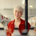 Krit Amnuaydechkorn Instagram - อยากรู้ว่าพีกำลังหลงอะไร จนออกอาการตายิ้มแบบนี้ ตามดูได้เลยที่ @cocacola_th #อร่อยจัดชัดป่ะ #ThanksCoke