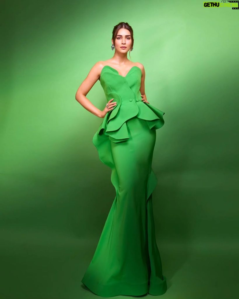 Kriti Sanon Instagram - 💚💚 Outfit- @fouadsarkisksa @maison7dubai HMU- @aasifahmedofficial @adrianjacobsofficial Styled by- @sukritigrover Styling Team- @vanigupta.23 📸- @tejasnerurkarr