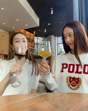 Krystal Jung Instagram - 🍷👯‍♀️🍩♥️