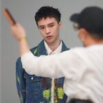 Krystian Wang Instagram - Juntas por la noche 共度夜晚 Puestas pa'l derroche 准备好挥霍光阴 Tu pelo azabache 你的黑长直 La combi Versace 与范思哲套装
