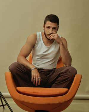 Kubilay Aka Instagram - BeMan.☕️ Röportaj: @cansubayyrak
Fotoğraf:@jiyankizilboga
Styling: @sennurrsuzen 
Makyaj: @cireneroz