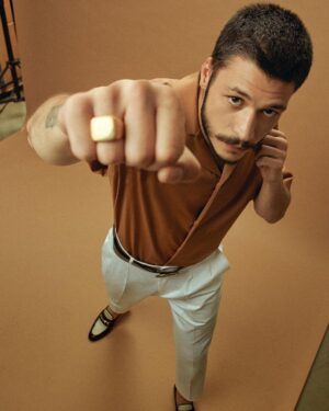 Kubilay Aka Instagram - BeMan.☕️ Röportaj: @cansubayyrak
Fotoğraf:@jiyankizilboga
Styling: @sennurrsuzen 
Makyaj: @cireneroz