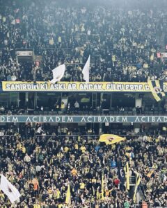 Kubilay Aka Instagram - Sanırdım ki aşklar ancak filmlerde böyle!💛💙 Fenerbahçe Şükrü Saraçoğlu Stadı