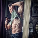 Kunal Khemu Instagram - Peek a boo 👻 Holiday pe workout nahi hota toh every now and then khud ko tassali dena zaroori hai ki all is well all is well 😂 #mirrors #mirrorselfie #londondiaries #selflove
