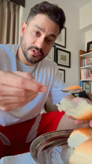 Kunal Khemu Instagram - When I eat street I talk street #dontknowwhy 🤷‍♂️
Also I need to stop burning my mouth every time I eat vada pav, samosa, pizza, soup, coffee… basically hot food 🙈