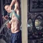 Kunal Khemu Instagram - Peek a boo 👻 Holiday pe workout nahi hota toh every now and then khud ko tassali dena zaroori hai ki all is well all is well 😂 #mirrors #mirrorselfie #londondiaries #selflove