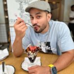 Kunal Khemu Instagram - Yes I think about dessert during my meal Yes I do make sure I get to eat the dessert that I thought of Yes I don’t know yet how to be patient with ice cream and often end up getting a brain freeze .. #truestory #brainfreeze #dessert #food Picture by: @sakpataudi aka sunshine ☀️