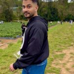 Kunal Khemu Instagram - देसी बाबू 🙍🏽‍♂️ English मेम🙎‍♀️ Or just a confused guy🤷🏽‍♂️ #strawberry #strawberrypicking🍓 #farm #strawberryfarm #australia