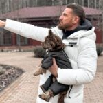 Kurban Omarov Instagram - Адекватный человек взвешивает всегда разные мнения, изучает разные источники. И надо быть ну очень странным человеком, чтобы не читать и не смотреть ключевые события, которые происходят в твоей стране. Нашему президенту любят приписывать, что он много думает о внешнем, но если посмотреть вчерашнее послание, то на мой взгляд, его как раз больше интересует внутреннее. И главная задача на длинной дистанции тоже сформулирована: элитой должны быть те, кто доказал, что не предаст. И решать эту задачу, результаты которой увидят наши дети и внуки, будет как раз проект «время героев», который стартует уже сегодня. За эти кадры много кто будет бороться, потому что это люди, которые не побоялись, которые доказали делом, преданные, честные, сильные. В общем, ребята, просто пересмотрите или перечитайте, и стройте планы на будущее в соответствии с заданным вектором.