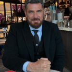 Kurban Omarov Instagram - Сегодня меня забанил Слепаков за комментарий к стиху, в котором упоминается Путин. Это вызывает интерес, учитывая, что общество стремится к демократии и свободе слова, однако сам Семен Слепаков, как иностранный агент, запрещает выражение несогласия с его творчеством. На мой взгляд, это противоречие. Важно отметить, что даже если кому-то не нравится творчество Слепакова, это не означает, что он является агентом Кремля. Полагаю, что Путину, который занимается важными делами для страны, мало важно, что пишут о нем в песнях. Он вчера на заводы ездил, сегодня вникает в новые проекты, которые хочет масштабировать на форуме Агентства стратегических инициатив, ему вообще не до песен как бы. В конечном итоге просто хочу сказать, что важно уважать различные точки зрения и допускать свободное выражение мнений, не подвергая их цензуре или репрессиям.