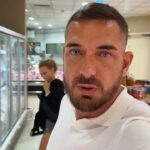 Kurban Omarov Instagram - Цены на продукты в Дубае! (но стоит отметить, что это не самый дешёвый магазин, типа нашей азбуки вкуса) Продукты в Дубае представляют собой сочетание местных традиций и глобального влияния. Здесь выбор продуктов из разных уголков мира, что отражает его международный характер и культурное разнообразие. Цена продуктов в Дубае формируется на основе разных факторов. Во-первых, существуют затраты на импорт, которые могут быть довольно высокими, учитывая, что большинство продуктов приходится импортировать из-за относительно ограниченных возможностей для сельского хозяйства в регионе. Во-вторых, цена также зависит от уровня качества продукта и бренда. Интересный факт - даже в такой пустынной среде, как Дубай, местные фермеры выращивают овощи и фрукты, используя гидропонику и другие современные технологии. Эти местные продукты часто можно найти на фермерских рынках в Дубае. Еще одной уникальной особенностью Дубая является его любовь к роскоши. Некоторые из самых дорогих продуктов в мире можно найти здесь, включая шафран, икру и даже золото для приготовления пищи! P.S Напишите что почём из этого у нас?