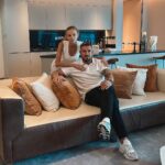 Kurban Omarov Instagram - Переехать в Дубай было, как войти в кинотеатр на последнюю минуту фильма - все вокруг уже в курсе дела, а ты только привыкаешь к освещению. Все меняется, от языка до того, как солнце печет тебя каждый день. Но мы с Валерией наслаждаемся каждой минутой этого грандиозного показа. Ведь вместе нам любая пустыня оазис.