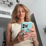 Kurban Omarov Instagram - Стоит улыбается потому, что я все утро как на иголках. Она решила выйти на работу! Сегодня для меня непростой день - моя девушка, великолепная косметолог, отправилась на свою первую работу в Дубае. Да, вы не ошиблись, она покинула своего верного и любящего ее мужчину на целый день. 🥲 Косметология для неё - как коту сметана. При всём моём уважении к этому искусству, пришлось признать, что я стал её вторым любимым...после косметологии(( И знаете что? Я просто горд за нее! Вот так, взяла и нашла работу в новой стране. Она такая независимая и уверенная в себе, что я не могу не восхищаться ей.