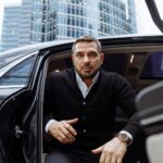 Kurban Omarov Instagram - С чего начинается Родина? Да все правильно, все как в той известной песне. Лично для меня - это в первую очередь дом, где родился и вырос ты, где жили твои родные, твоя семья, традиции и устои. Как бы классно нам не было где-то в другом месте, нас все равно будет тянуть к тем самым родным местам. Поэтому я считаю так: путешествовать можно куда угодно, иногда жить какое-то время где угодно, бизнес вести где хочешь, но Родина у нас одна. С днем России, дорогие друзья! С праздником! Сегодня многие будут отмечать этот день. У нас в Махачкале пройдёт традиционный праздничный концерт, а если вы вдруг сейчас в Дагестане, приезжайте в Каспийск - там пройдет разворачивание масштабного флага России, уверен, это будет очень зрелищно. Делитесь в комментариях где и как вы будете отмечать сегодняшний день!