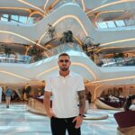 Kurban Omarov Instagram - Интересно было весь год читать тех, кто уехал и пытается легализоваться в других странах. Мне кажется, люди впервые массово признали, что в РФ все-таки одна из крутейших банковских систем, где все гораздо быстрее, удобнее, понятнее. Плюсом к этому система по документам, наша бюрократия просто на лайте по сравнению с другими странами. Реально мало где можно столько всего сделать через интернет. И это мы успели уже привыкнуть к хорошему, еще совсем недавно все было по-другому. И тут заслуга прежде всего тех, кто развивал цифровизацию, тянул кабели от Камчатки до Чукотки, и продолжают делать огромную инфраструктуру восток-запад. Все-таки интернет кардинально меняет мир, и кстати, по доступности интернета, как я прочитал в новостях со встречи президента с Ростелекомом, мы на 6 месте. Есть куда расти, уверен, что еще 5-10 лет максимум, и мы будем жить совсем в другой реальности. Если уже 90% населения страны сейчас пользуется интернетом, то думаю вскоре это будет повсеместно. И это реально так, я знаю людей, которые в 80-90 лет отлично владеют смартфонами, совершают видеозвонки и читают новости! А вы учите своих стариков пользоваться глобальной сетью?
