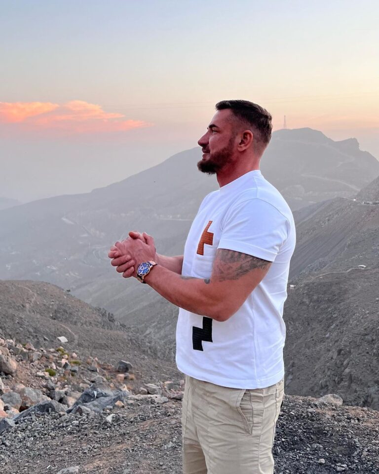 Kurban Omarov Instagram - Для нас было открытием узнать, что в Арабских Эмиратах есть горы. И, естественно, мы сразу отправились туда. Наверху нас встретил сладкий, прохладный воздух, прекрасные виды горных вершин и живописные пейзажи. Мы наслаждались панорамой вокруг, ощущая легкий ветерок и запах дикой растительности. Это было незабываемое путешествие. Jebel Jais Mountain, Ras Al Khaimah