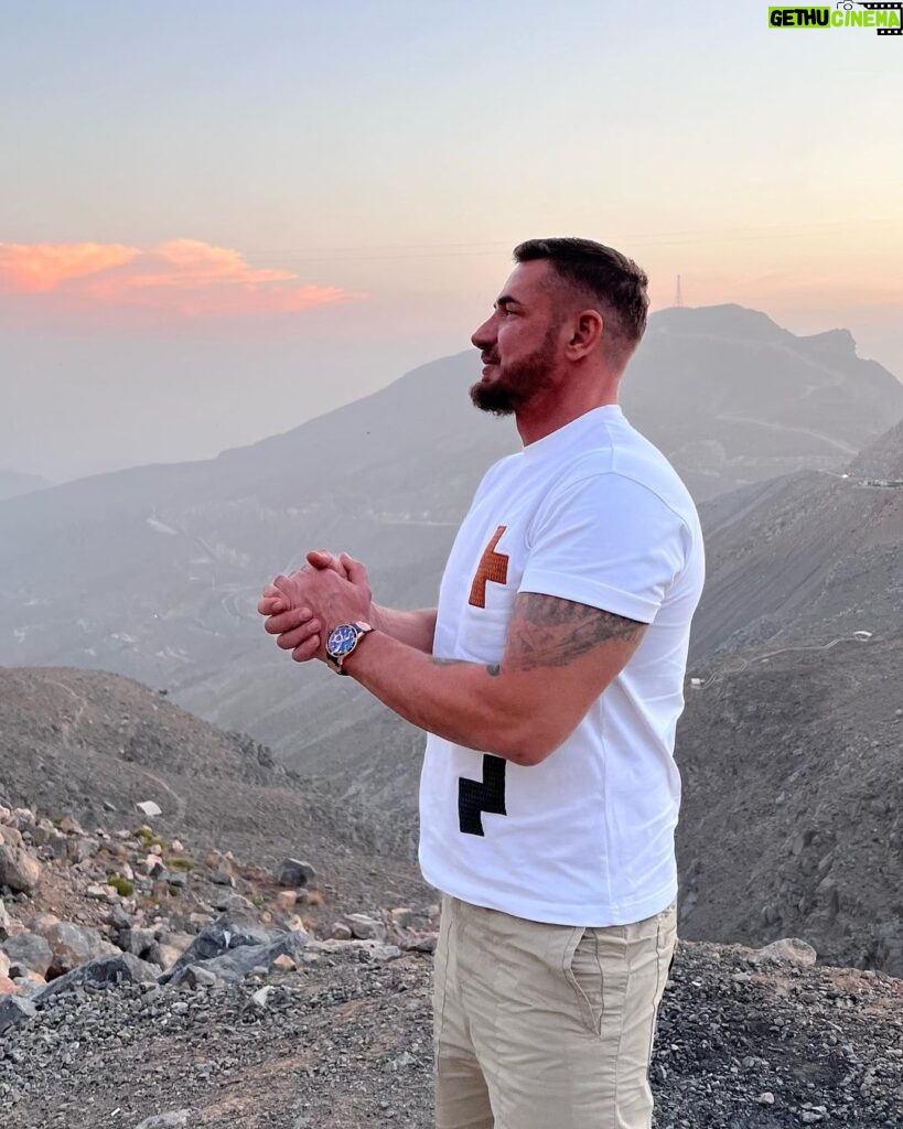 Kurban Omarov Instagram - Для нас было открытием узнать, что в Арабских Эмиратах есть горы. И, естественно, мы сразу отправились туда. Наверху нас встретил сладкий, прохладный воздух, прекрасные виды горных вершин и живописные пейзажи. Мы наслаждались панорамой вокруг, ощущая легкий ветерок и запах дикой растительности. Это было незабываемое путешествие. Jebel Jais Mountain, Ras Al Khaimah