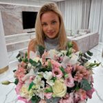 Kurban Omarov Instagram - Лера фанат современных приложений, умных домов, вообще всех технологий. В свете последних новостей, я бы так ответил на вопрос - чем лично мы пользуемся из Яндекса? Лавка, еда, маркет, такси, кинопоиск, иногда каршеринг. Так что же произошло и что изменится? Раньше все это контролировала голландская компания, а теперь российский бизнес принадлежит калининградской компании. Теперь нет какого-то одного главного акционера - их там много, а значит кто-то один не сможет принять какое-то непопулярное или невыгодное для пользователей решение . Что главное? Эта информация вообще нам всем не нужна, так как все эти изменения никак не затрагивают собственно сервисы, которыми мы пользуемся - перечисленные в начале и другие типа почты или поиска. Они будут и дальше развиваться, хотя уже по многим позициям мы впереди недружественных стран (да и многих дружественных тоже).