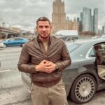 Kurban Omarov Instagram – Знаете как оно бывает, решил что-то узнать через поисковик, потом еще куда-то перешел, и вот ты уже читаешь совсем не относящееся к первой теме, но очень интересно! 

Я признаюсь, в историю штатов не особо вчитывался. Но на днях попалась любопытная история, она прежде всего должна быть интересна тем, кто до сих пор считает, что мы вероломно вторглись в другую страну, а все остальные вокруг святые. 

И так, 28 марта 1845 года Мексика разорвала отношения с США, потому что те накачали оружием Техас и захватили его. Собственно как вообще начиналась Америка уже все знают. Они захватили чужие земли, истребляли местное население, по факту самый настоящий геноцид. Но аппетит ведь приходит во время еды. Они «сожрали» половину Мексики, использовали те же тактики в Афганистане, Ливии, Сирии и много где еще. Тут пальцев рук не хватит перечислять. И вот что удивительно, эти люди после всего того, что они сами устраивали на протяжении многих лет, теперь пытаются учить других как жить. 

Поэтому вы когда слушаете чужое мнение, надо еще смотреть и на того, кто это говорит. Как правило они рассказывают про себя.