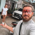 Kurban Omarov Instagram - Считается, что до «высоких» людей невозможно добраться. Типа доступа к телу нет. Вот только я в это не верю. При желании любой может прямо сегодня или в следующий раз задать вопрос хоть самому Путину. Хотя многие, уверен, растерялись бы и ничего не спросили. А поймать главнейшего и всяких министров на самом деле очень просто, президент, например, уже в четвертый раз приехал на выставку «Россия» на ВДНХ. Я молчу про то, сколько там вообще топовых людей каждый день бывает. А вы все спите и на диване лежите? Или слабо было бы подойти и задать вопрос?