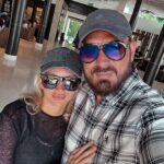 Kurban Omarov Instagram - Посмотрели внезапно и залпом с Лерой первый сезон сериала про будущее и матриархат. Который 2 холма. Что я вам скажу: нам такого будущего не надо, согласны? Все же традиционные семейные ценности куда ближе нам. И американцы и в эту сторону давно уже копают, потому что это одна из скреп нашего общества. Поэтому год семьи, продление программ поддержки (как сегодня про 450 тысяч на ипотеку для многодетных, о чем сказал президент) - это все не только про стимулирование к увеличению населения, но и сохранение важных основ, а многодетные семьи – и есть основа и опора нашей страны. Без ценностей, без семьи, мы не общество, мы биомасса. Биомасса, с которой можно делать все, что угодно. И все эти модные штучки про самоопределение, ощущение себя другим полом - это уничтожение всего того, что делает вас человеком. Тут даже роботов изобретать не нужно будет, с биомассой и так можно делать все, что захочется. Подумайте об этом.