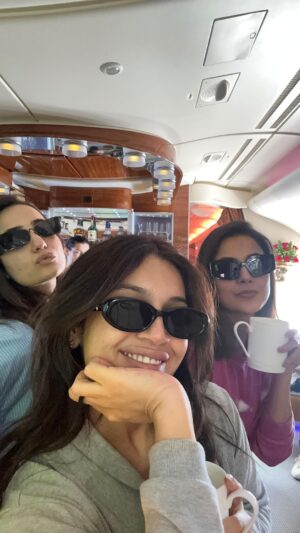 Kusha Kapila Instagram - Haanji? Kiddaaaaa ;) 
Plane mein bhi chain nahi hai - Toronto we are coming #AreYouReadyToCome 
Can’t wait to reunite with @dollysingh @shibani_bedi 
#thankyouforcoming #bhumipednekar #shehnaazgill #kushakapila