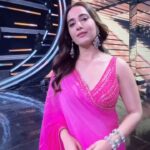Kusha Kapila Instagram - sari >>>>>>> #sukheestateofmind song credits: Tera Woh Pyar Momina Mustehsan & Asim Azhar . . . . . Styled by @ayeshaaminnigam with @mehullsinglla Saree by @chameeandpalak Jewellery by @koharbykanika