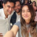 Kusha Kapila Instagram - Sukhee is yours today. A film so special, so sweet, so endearing that when I will look back at this time 20 years down the line, my heart will only and only be filled with joy. A huge congratulations to our director @sonal_d_joshi who led us with so much heart and love throughout the film. Your vision is so clear and what you want from your actors, so precise. I can’t wait to see everything you create. Thanks for not laughing on a single joke of mine, though. Serves me right for distracting your actors. To our Sukhee @theshilpashetty, this film is all you. The softness and the life you bring to Sukhee is the heart of this film. The world will see a new Shilpa, I know. and haan, thanks for treating me like a real-life friend 🥹 To my kuttis @pavleen_gujral @dilnazirani, there is so much to learn from you both. It was my pleasure to play your friend and never end the banter even when the camera said cut. Thanks for entertaining my lame jokes. behind Sonal’s back of course. Dilnaaz, your pichwada joke however takes the cake. To @theamitsadh, you are magic, so effortless, so smooooooth, so charming on screen and IRL. Ab samajh aaya kyun hota hai pyaar. Pls don’t kill me. To @chaitannyachoudhry, to play Guru is a huge undertaking, one that you put both your mind and heart to. The nuance you bring to this character is proof of your talent and I wish you everything and more. To @maahijain1707, proof’s in the pudding, not a single review forgets to mention you. An actor of your caliber at your age, it’s rare. Congratulations for the life ahead of you. meher maasi loves you💜 To @itsjyotikapoor, every time you arrive on screen (it’s an arrivationnnnn), the screen lights up. Your comic timing is impeccable as is your screen presence. I wish we get to work together and this time, in a scene together 💜 To my team of ADs, love you so much and thankyou for letting me roast y’all endlessly. Y’all be the best future filmmakers and live your dream lives. Last but not the least, definitely not the least, our producers, @ivikramix @vijash, thank you, thank you, thank you and a million times, thank you🌸