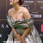 Kusha Kapila Instagram - yeh koi jagah hai yeh sawal poochne ka? @iifa thank you @mohit_hiranandani93 for the cameo and @harsh_pranav for his pap commentary 🤣 I am wearing this beautiful custom @shantanunikhil an jewellery by @anayah_jewellery styled by my main @ayeshaminnigam