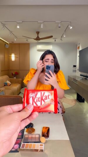 Kusha Kapila Instagram - rate my catching skills from 0 to -10🌝

Also have had enough of always being in a hurry so it’s time to #CatchABreak with Kitkat.

Here’s how you can #CatchABreak:
1. Create your reel catching a break
2. Tag @kitkatindia to get featured
3. Don’t forget to use the hashtag #CatchABreak

#KitKat #CatchABreak #ad