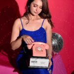 Kusha Kapila Instagram - thank you @cosmoindia for my “millennials refusing to grow up” award lol. jokes apart, I made my first video in April, 2017, went solo as a creator in 2019 and it’s been a while since. Met so many brilliant creators yesterday who said the most wonderful things and gave the warmest hugs. I hope the creator community continues to grow and amaze every day. Abhi phone baj raha hai, baad mein baat karti hoon. I am wearing my most fave @itrhofficial styled by @ayeshaaminnigam @mehullsinglla Face by @aashna_shah hair by @vishakhadjain Jewellery by @karishma.joolry @anaghaartsnjewels