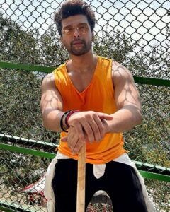 Kushal Tandon Instagram - Blessed birthday, trekked 24 kms to seek blessings from mata Rani on 7th day of Navratri , how lucky I am 😍✨,SARE BOLO JAI MATA DI 😇🙏 Vaishno Devi Bhavan Katra Jammu