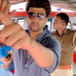 Kushal Tandon Instagram - अच्छे बुरे सब लोग यहाँ श्रद्धा की डुबकी लगाते हैं पावन संगम के तट पर पाप सभी धुल जाते हैं.