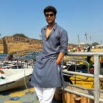 Kushal Tandon Instagram - संगम के तट पर देखो भक्त हैं भक्ती के अधीर एक ही डुबकी मात्र से मिटा रहे तन मन की पीर।। Prayagraj - the Sangam City