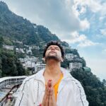 Kushal Tandon Instagram - Blessed birthday, trekked 24 kms to seek blessings from mata Rani on 7th day of Navratri , how lucky I am 😍✨,SARE BOLO JAI MATA DI 😇🙏 Vaishno Devi Bhavan Katra Jammu