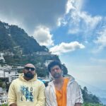 Kushal Tandon Instagram - Blessed birthday, trekked 24 kms to seek blessings from mata Rani on 7th day of Navratri , how lucky I am 😍✨,SARE BOLO JAI MATA DI 😇🙏 Vaishno Devi Bhavan Katra Jammu