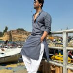 Kushal Tandon Instagram - संगम के तट पर देखो भक्त हैं भक्ती के अधीर एक ही डुबकी मात्र से मिटा रहे तन मन की पीर।। Prayagraj - the Sangam City