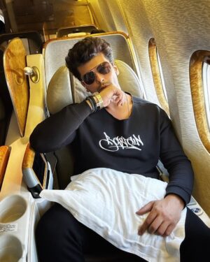Kushal Tandon Instagram - Touchdown Dubai ❤️
