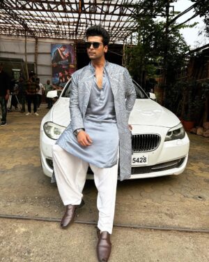 Kushal Tandon Instagram - जो दिल के करीब थे ,वो जबसे दुश्मन हो गए
जमाने में हुए चर्चे ,हम मशहूर हो गए ! 🖤