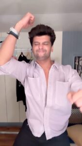 Kushal Tandon Instagram - Trying to be awake at night shifts 🙃