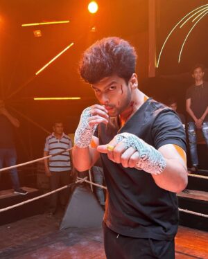 Kushal Tandon Instagram - Get ready to fight 🥊BARSATEIN