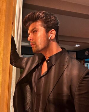 Kushal Tandon Instagram - Act like you can’t afford the bread , until they find out you own the bakery, stay humble ! 🖤