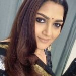 Kushboo Instagram - Black surrounded by shimmer has its own charm to convey 1000 words even when not spoken !! 🖤💛🖤🤍🖤🧡🖤