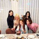 Kwon Yu-ri Instagram - 좋아하는 컬러가 뭐냐고 묻길래 민트 하늘 블루가 좋다고 했을뿐인데 ☃️💙 #gg4eva #티파니사랑둥이 #전날주문하고잠들었겠지 #로켓배송