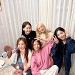 Kwon Yu-ri Instagram - 좋아하는 컬러가 뭐냐고 묻길래 민트 하늘 블루가 좋다고 했을뿐인데 ☃️💙 #gg4eva #티파니사랑둥이 #전날주문하고잠들었겠지 #로켓배송