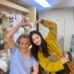 Kwon Yu-ri Instagram – 시간이 흐르면 흐를수록 선생님의 위대함을 느낍니다. 큰 선생님들의 모습 존재 그 자체가 감동이고 배움입니다.  매번 큰 울림을 주셔서 감사합니다 건강하셔요 쌤 🫶🏻

설 맞이 세배를 드렸다 세뱃돈을 주셨다 코팅해야지 

#고도를기다리며
