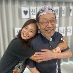 Kwon Yu-ri Instagram – 시간이 흐르면 흐를수록 선생님의 위대함을 느낍니다. 큰 선생님들의 모습 존재 그 자체가 감동이고 배움입니다.  매번 큰 울림을 주셔서 감사합니다 건강하셔요 쌤 🫶🏻

설 맞이 세배를 드렸다 세뱃돈을 주셨다 코팅해야지 

#고도를기다리며